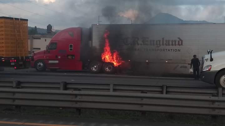 Se incendia tráiler sobre la autopista Puebla-Córdoba