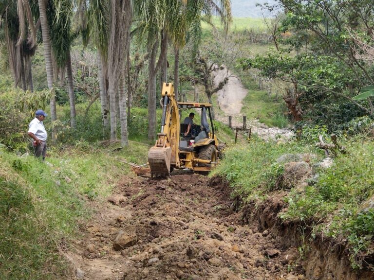 Brigadas especiales atienden caminos de la Sierra del Gallego en Córdoba