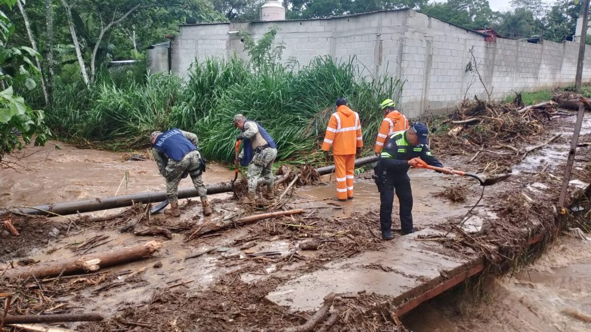 Desborda el Río San Antonio en la comunidad San Isidro Palotal, daña un puente