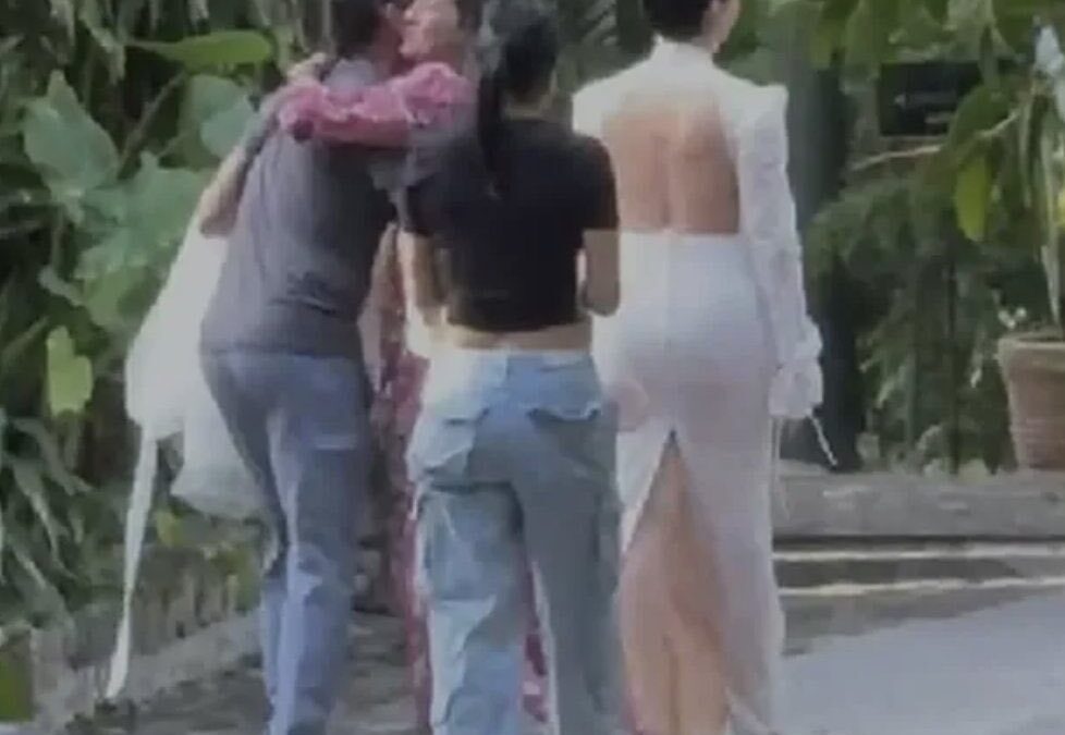  #ÁngelaAguilar es captada vestida de novia.