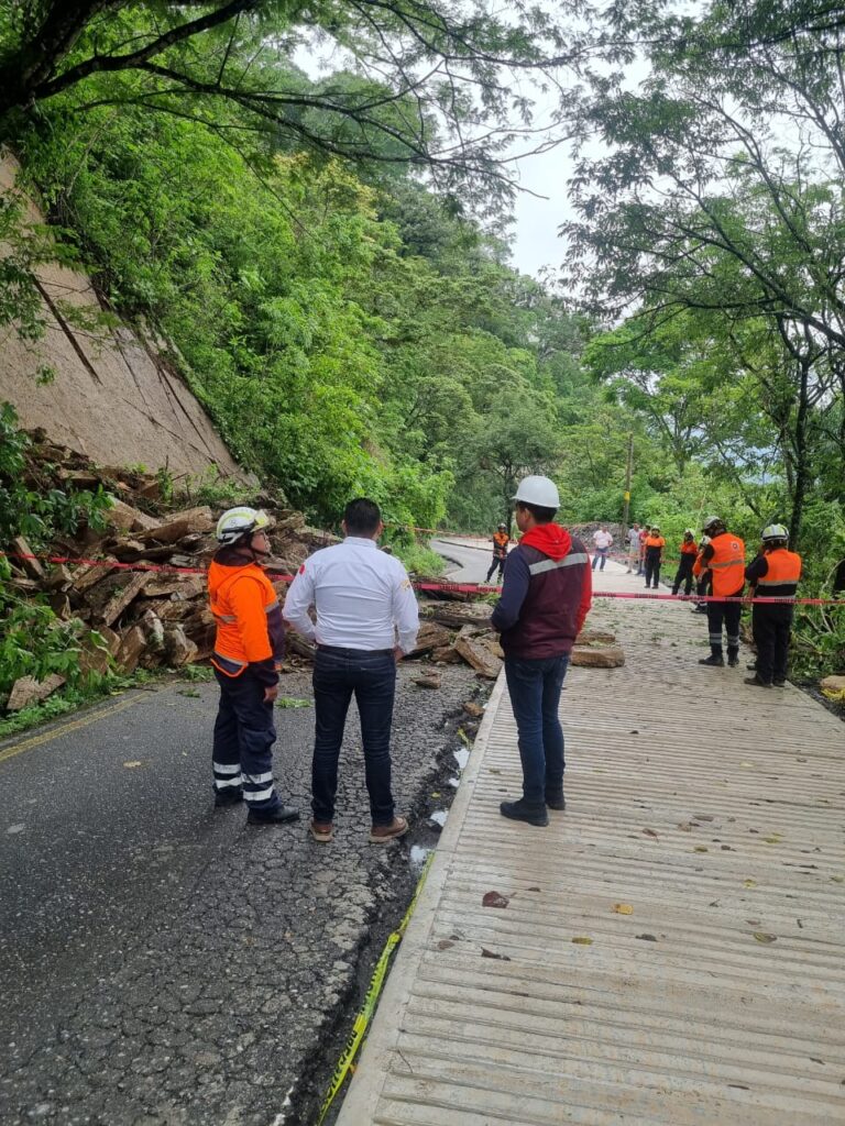 LLUVIAS PROVOCAN DESLAVE EN CARRETERA AL VALLE DE TUXPANGO.