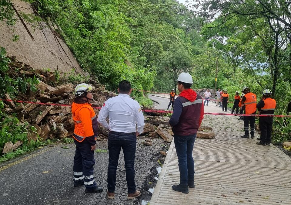 LLUVIAS PROVOCAN DESLAVE EN CARRETERA AL VALLE DE TUXPANGO.