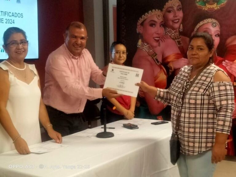 ALCALDE DE YANGA, FER GORDILLO ENTREGA CERTIFICADOS A PERSONAS BENEFICIADAS CON EL PROGRAMA “PISO FIRME”.