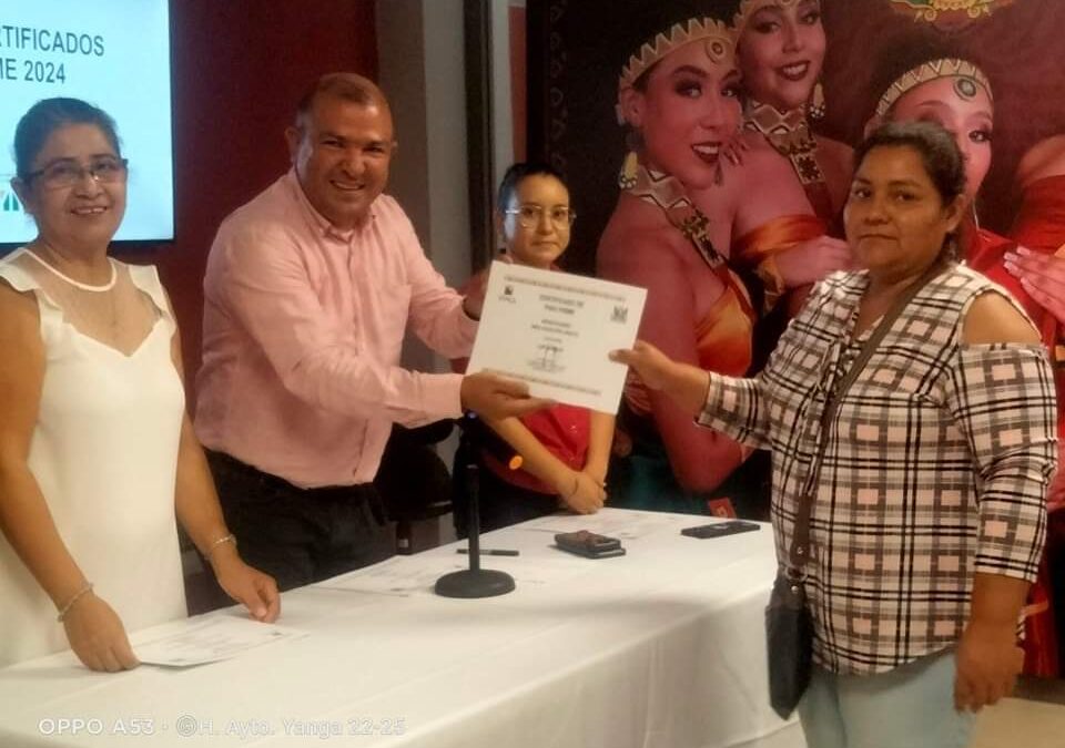 ALCALDE DE YANGA, FER GORDILLO ENTREGA CERTIFICADOS A PERSONAS BENEFICIADAS CON EL PROGRAMA “PISO FIRME”.
