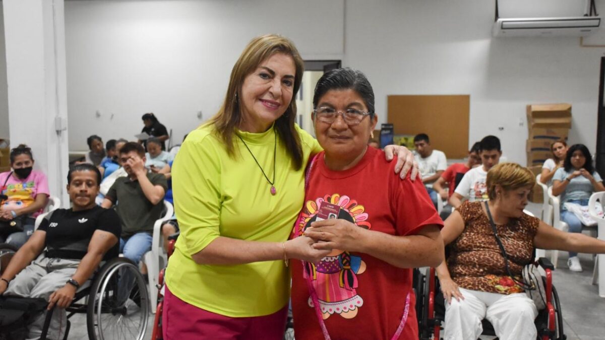 DIF DE CÓRDOBA ENTREGA CREDENCIALES NACIONALES A PERSONAS CON DISCAPACIDAD.