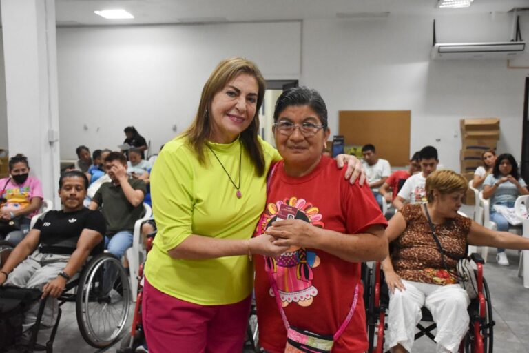 DIF DE CÓRDOBA ENTREGA CREDENCIALES NACIONALES A PERSONAS CON DISCAPACIDAD.