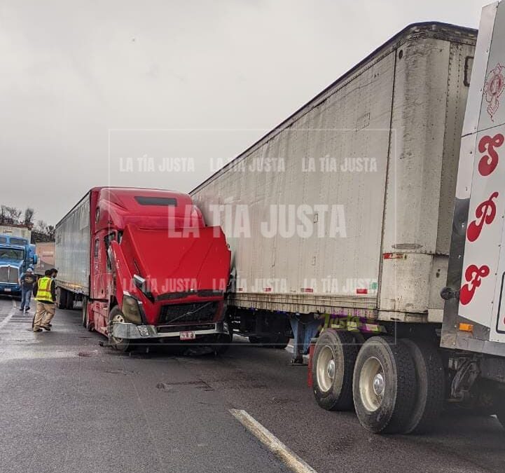 Chocan tráileres en las Cumbres de Maltrata
