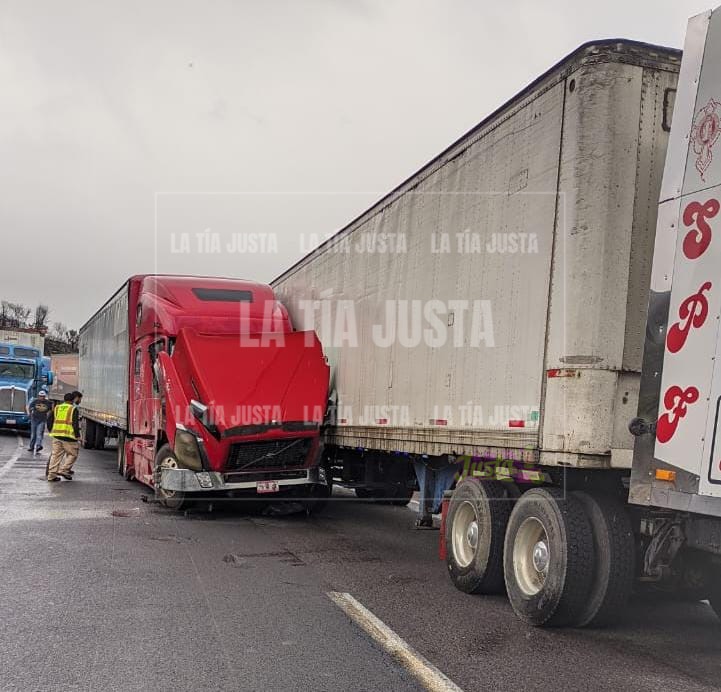 Chocan tráileres en las Cumbres de Maltrata