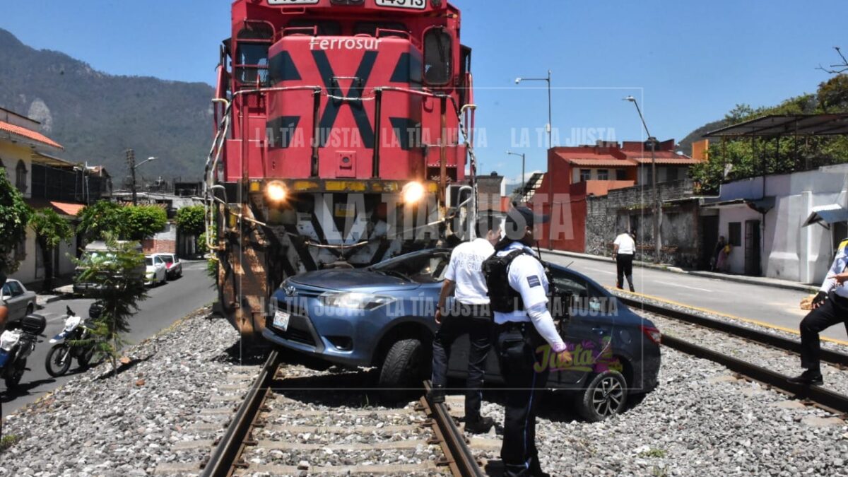 Se lo lleva el tren en Orizaba, particular intentó ganarle el paso