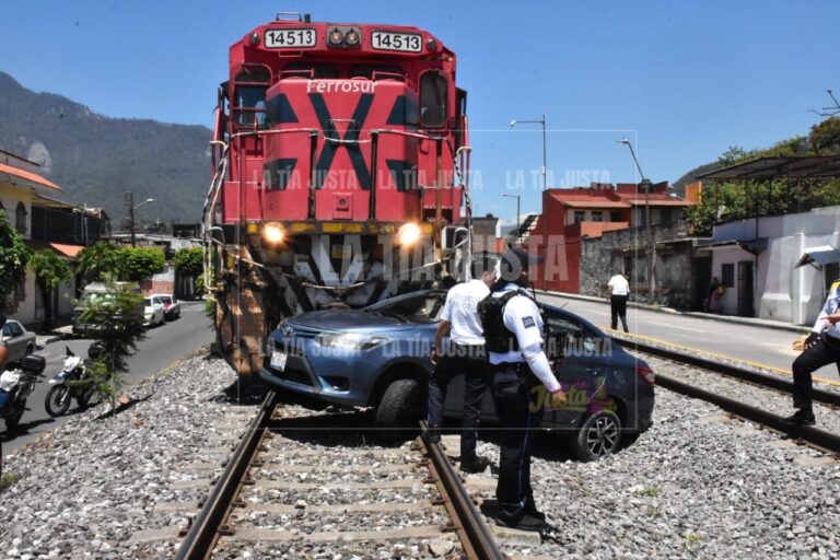 Se lo lleva el tren en Orizaba, particular intentó ganarle el paso