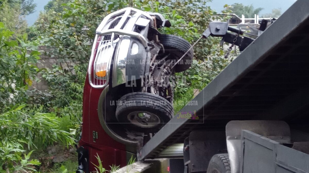 Cae camioneta al río Orizaba