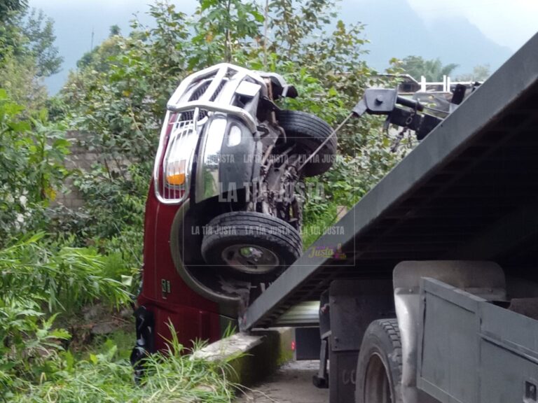 Cae camioneta al río Orizaba