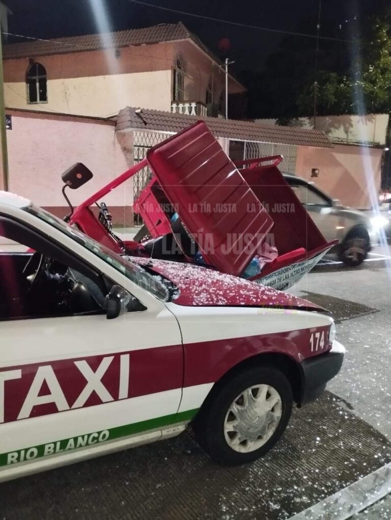 Trimoto se estampa contra taxi de Río Blanco