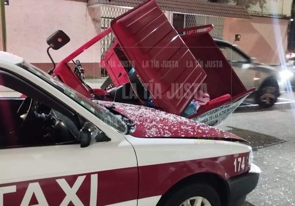 Trimoto se estampa contra taxi de Río Blanco