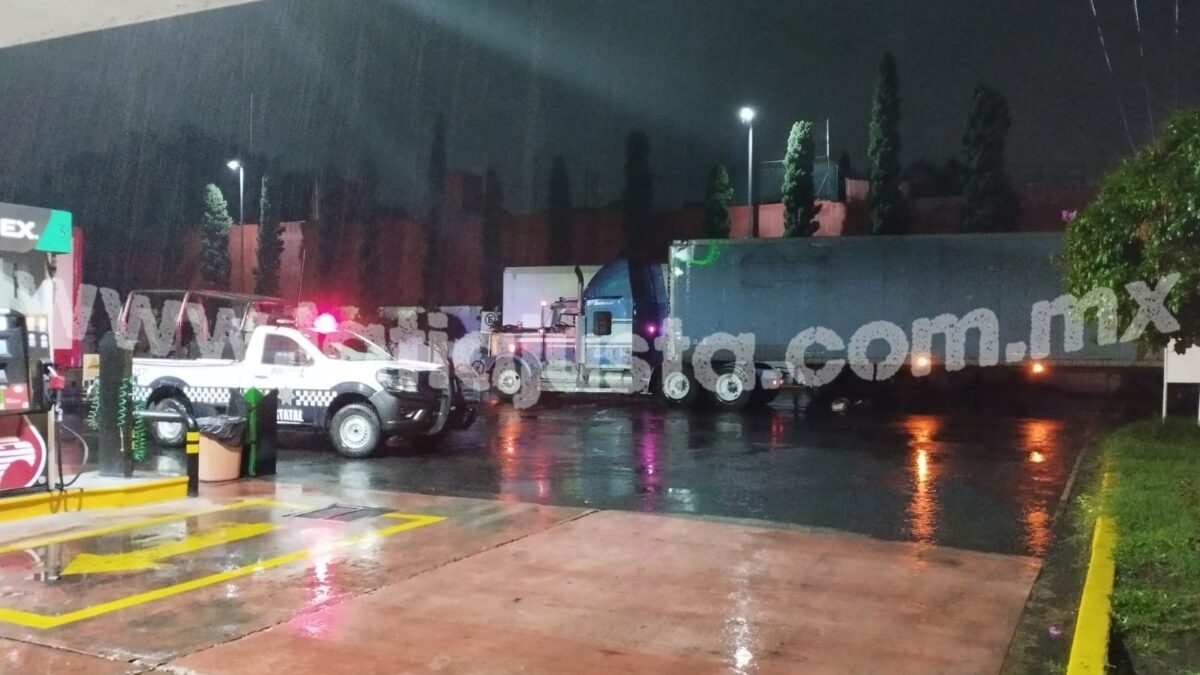 PIERDE LA VIDA HOMBRE AL SER ATROPELLADO POR TRÁILER EN HUILOAPAN.