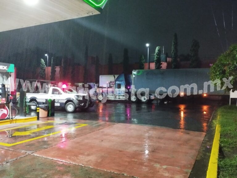 PIERDE LA VIDA HOMBRE AL SER ATROPELLADO POR TRÁILER EN HUILOAPAN.