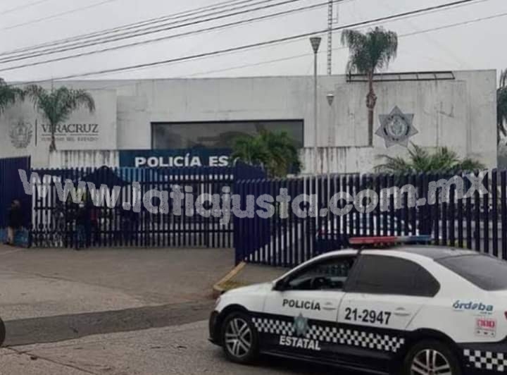MUJER POLICÍA DECIDE SALIR POR LA PUERTA FALSA EN INSTALACIONES DEL MANDO ÚNICO.