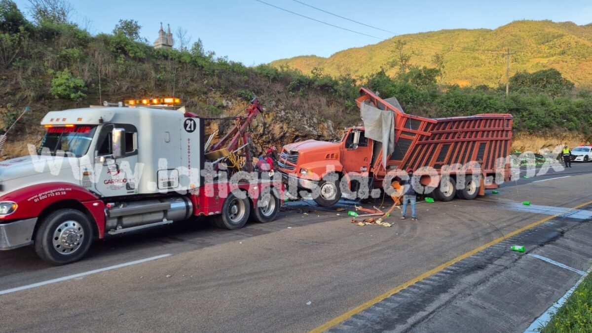 MUERE OPERADOR DE TORTON AL VOLCAR SU UNIDAD SOBRE LA AUTOPISTA PUEBLA-ORIZABA.