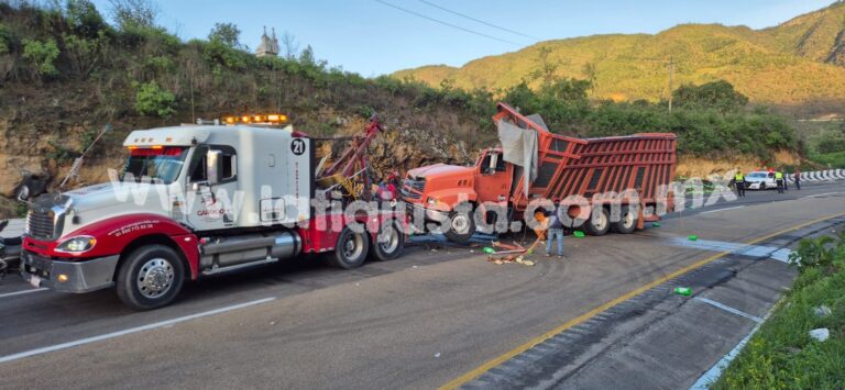 MUERE OPERADOR DE TORTON AL VOLCAR SU UNIDAD SOBRE LA AUTOPISTA PUEBLA-ORIZABA.