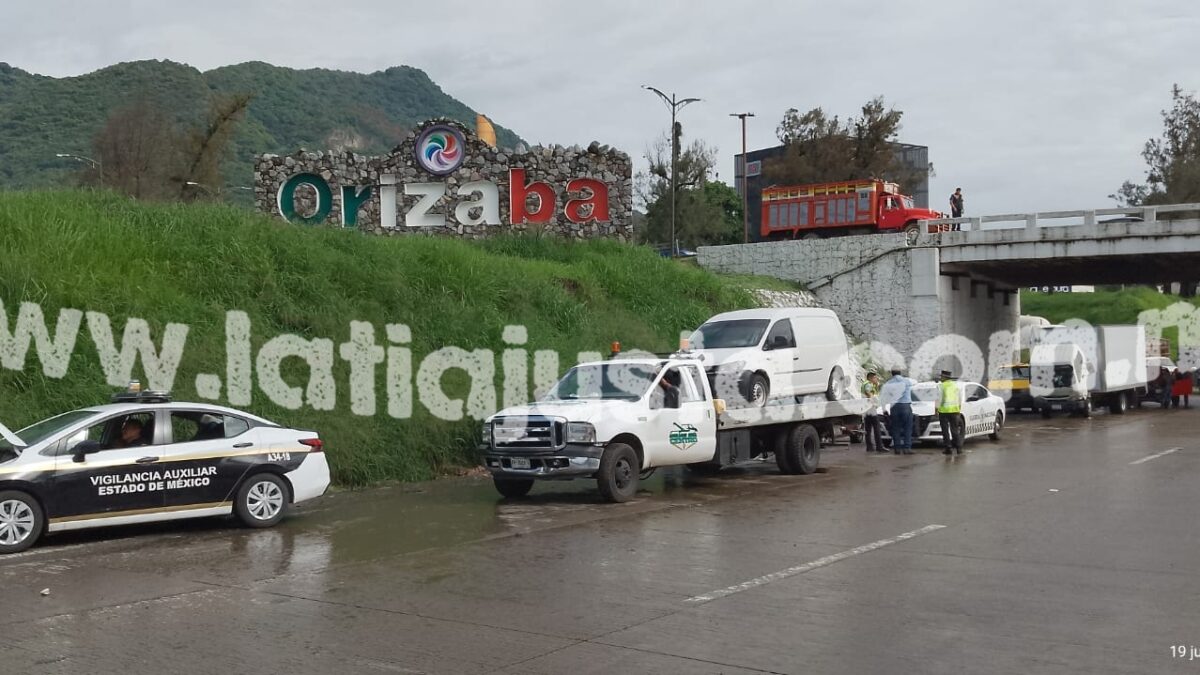 VARADOS AUTOMOVILISTAS SOBRE LA AUTOPISTA PUEBLA-CÓRDOBA POR FUERTES LLUVIAS.