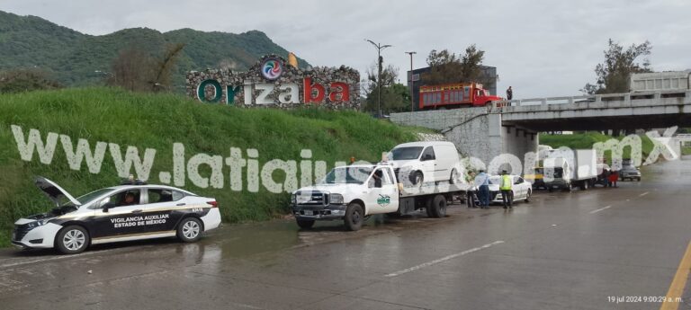 VARADOS AUTOMOVILISTAS SOBRE LA AUTOPISTA PUEBLA-CÓRDOBA POR FUERTES LLUVIAS.