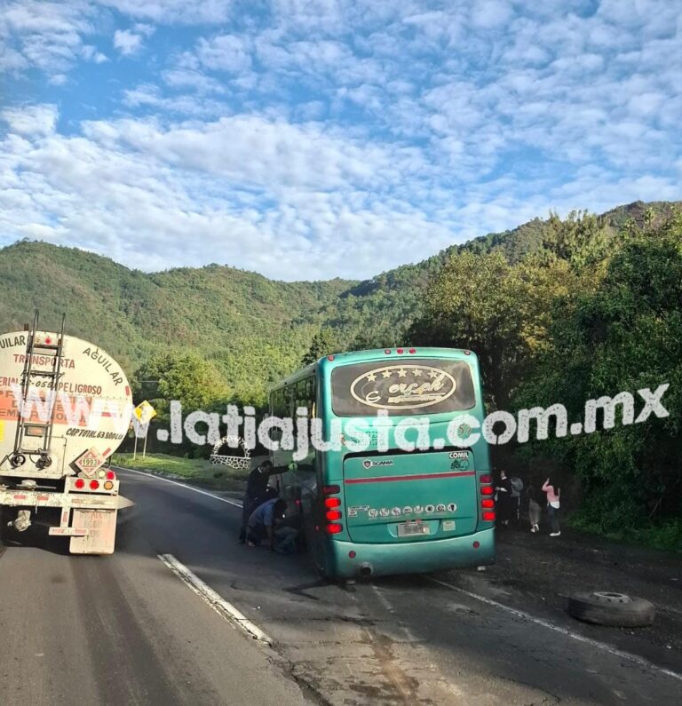 SE LE SALE LA LLANTA A AUTOBÚS DE TURÍSMO CUANDO ASCENDÍA LAS CUMBRES DE MALTRATA.