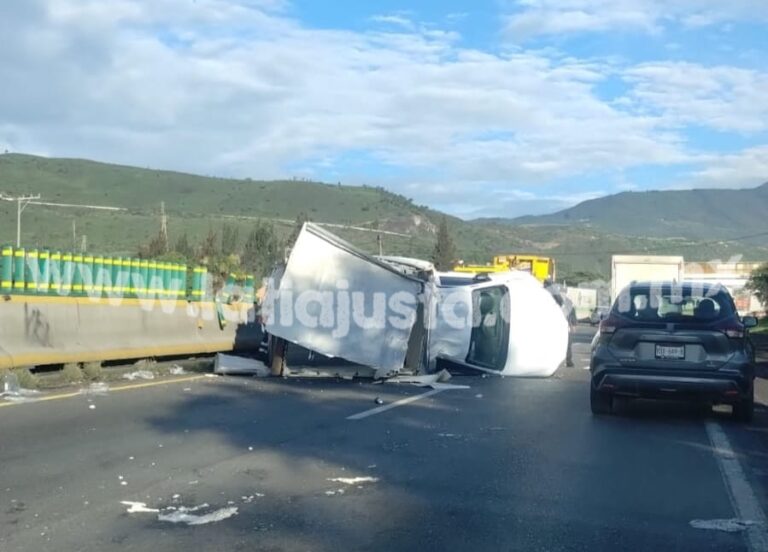 CHOCA Y VUELCA CAMIONETA CARGADA CON QUESOS EN BALASTRERA, NOGALES.