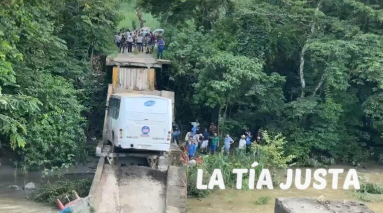 COLAPSA PUENTE Y CAE AUTOBÚS AL RÍO BLANCO, EN OMEALCA.