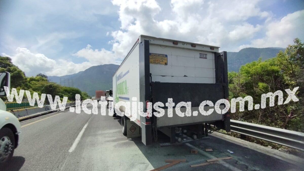 CAMIÓN DE CARGA SUFRE CONATO DE INCENDIO SOBRE LA AUTOPISTA PUEBLA- ORIZABA.