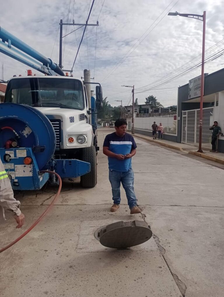 Chocamán realiza desazolve de drenajes