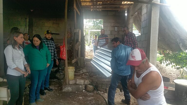 Entrega ayuntamiento de Córdoba apoyos a familias afectadas por las lluvias