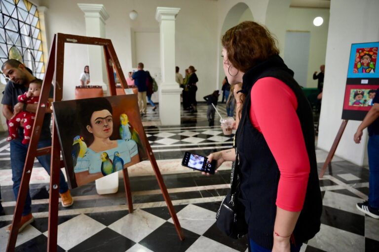 Inauguran muestra pictórica “Los reflejos de Frida”