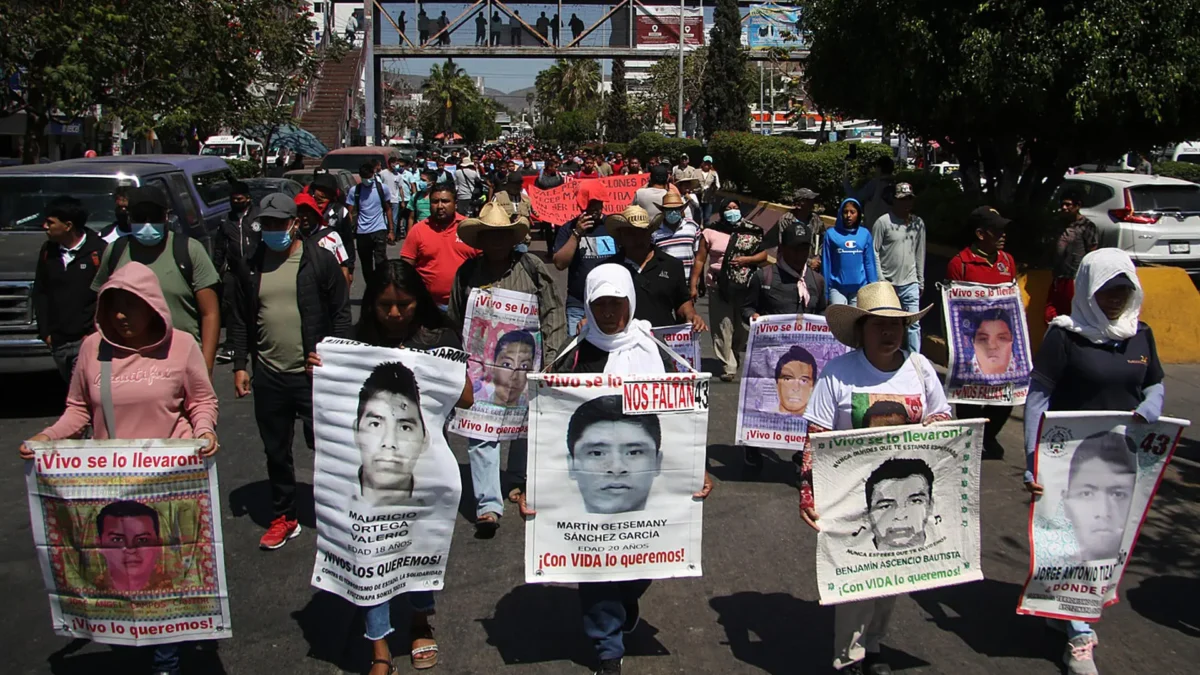 AMLO y padres de los 43 de Ayotzinapa acuerdan dos reuniones