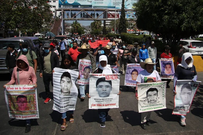 AMLO y padres de los 43 de Ayotzinapa acuerdan dos reuniones