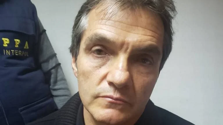 Carlos Ahumada llegará a México este martes; abogados buscan audiencia