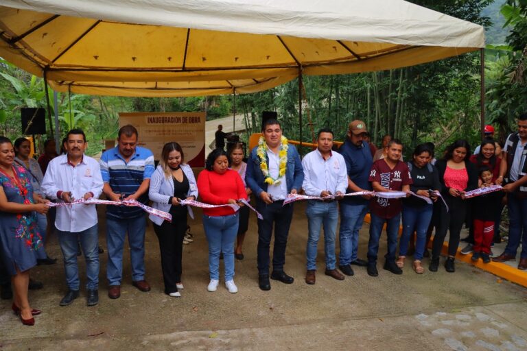 INAUGURAN PUENTE VEHICULAR EN CUAUTLAPAN