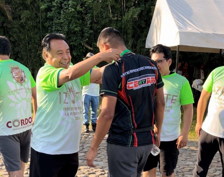 Una fiesta la carrera pedestre familiar en el segundo día del Tercer Festival de la Flor de Izote