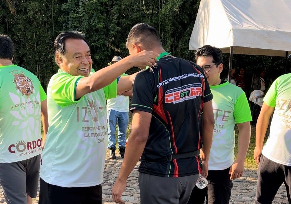 Una fiesta la carrera pedestre familiar en el segundo día del Tercer Festival de la Flor de Izote