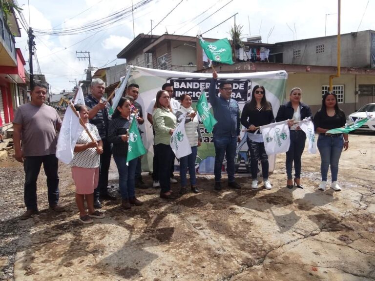 Autoridades dan banderazo de obra