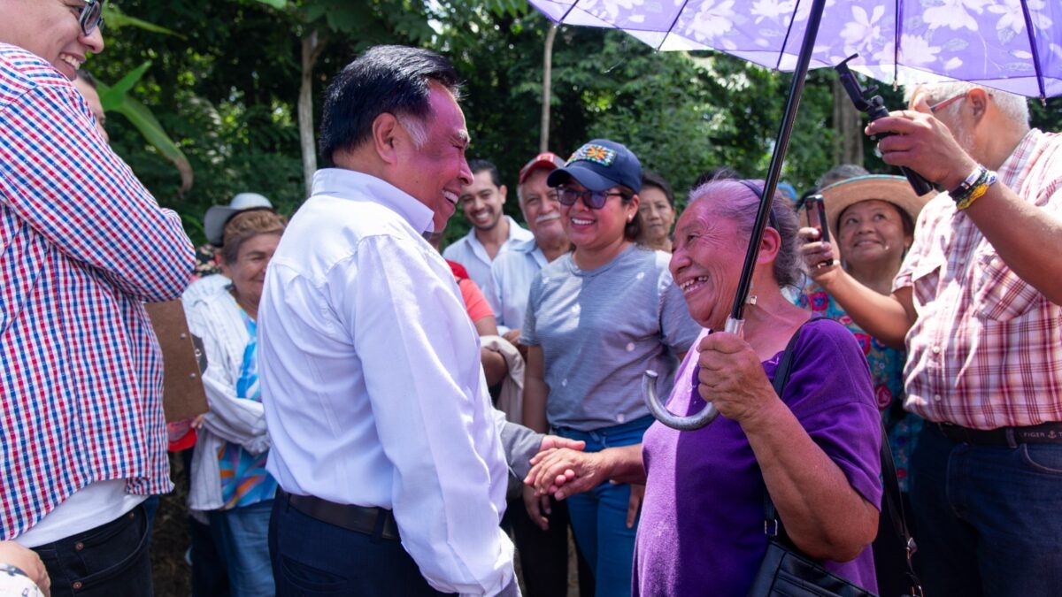 Cumple alcalde cordobés Juan Martínez con integrantes del Movimiento Antorchista