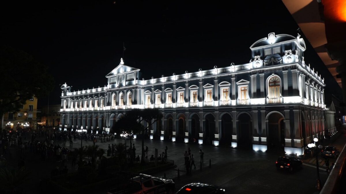 INVITAN AUTORIDADES A DISFRUTAR DEL NUEVO ALUMBRADO DEL PALACIO MUNICIPAL