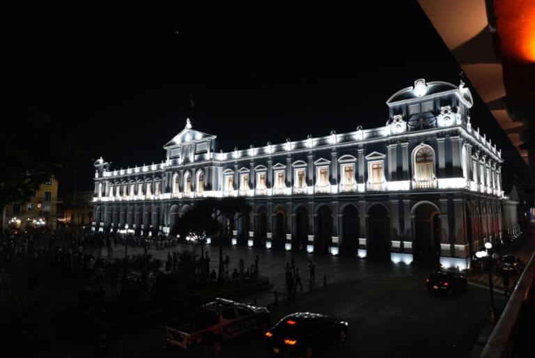 INVITAN AUTORIDADES A DISFRUTAR DEL NUEVO ALUMBRADO DEL PALACIO MUNICIPAL