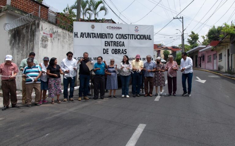 Entregan autoridades de Córdoba vialidades rehabilitadas en colonias y la zona rural