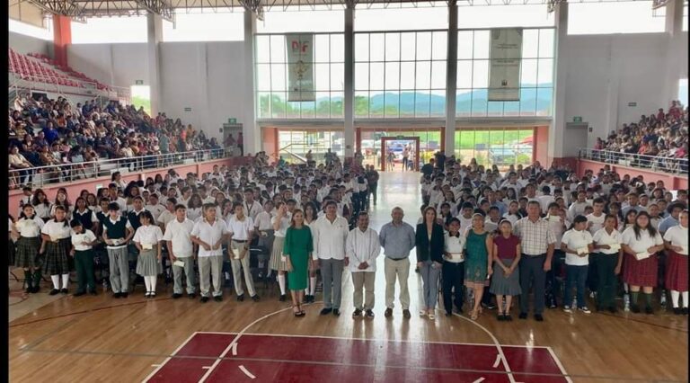 ENTREGA FERNANDO GORDILLO BECAS PARA ALUMNOS EGRESADOS DE SEXTO DE PRIMARIA Y APROVECHAMIENTO.