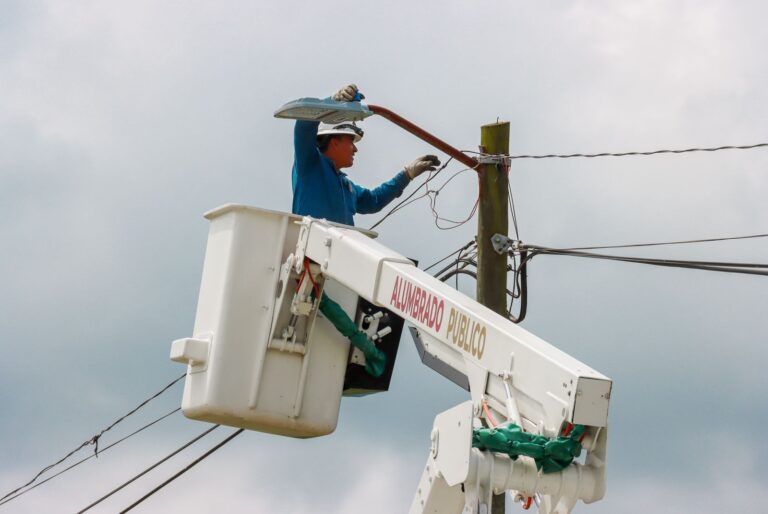 EN IXTACZOQUITLÁN, REALIZAN CAMBIO EN ALUMBRADO PÚBLICO POR LUMINARIAS LED.