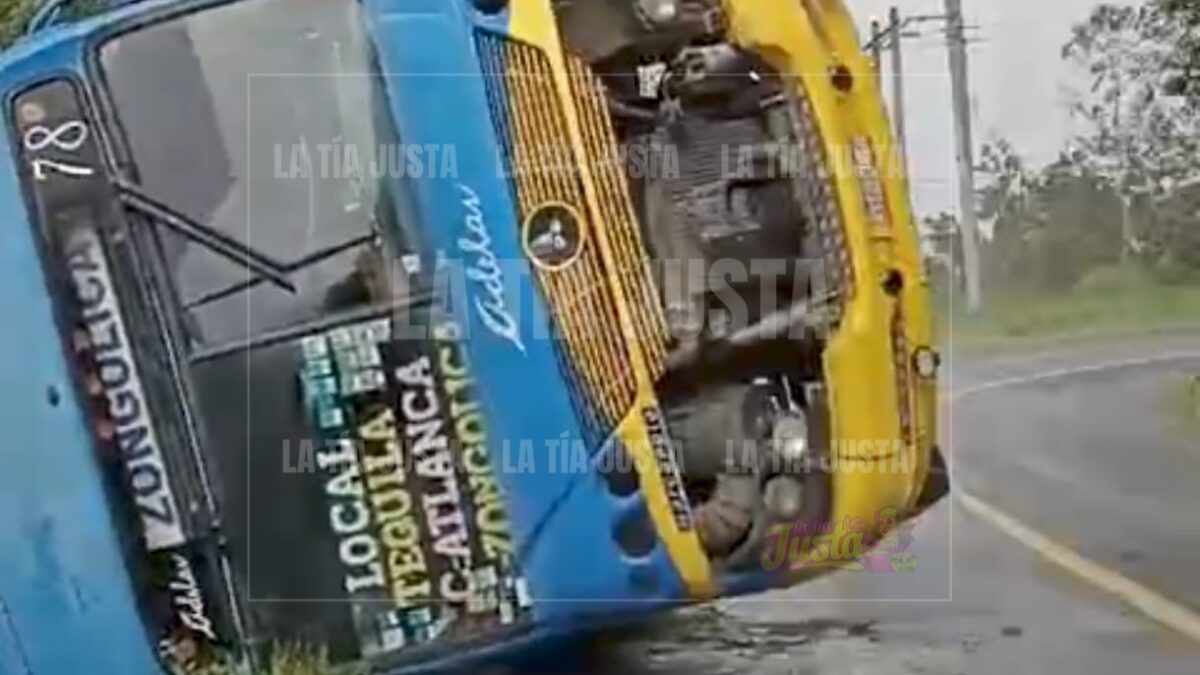 Vuelca autobús de pasaje en la zona serrana de Zongolica