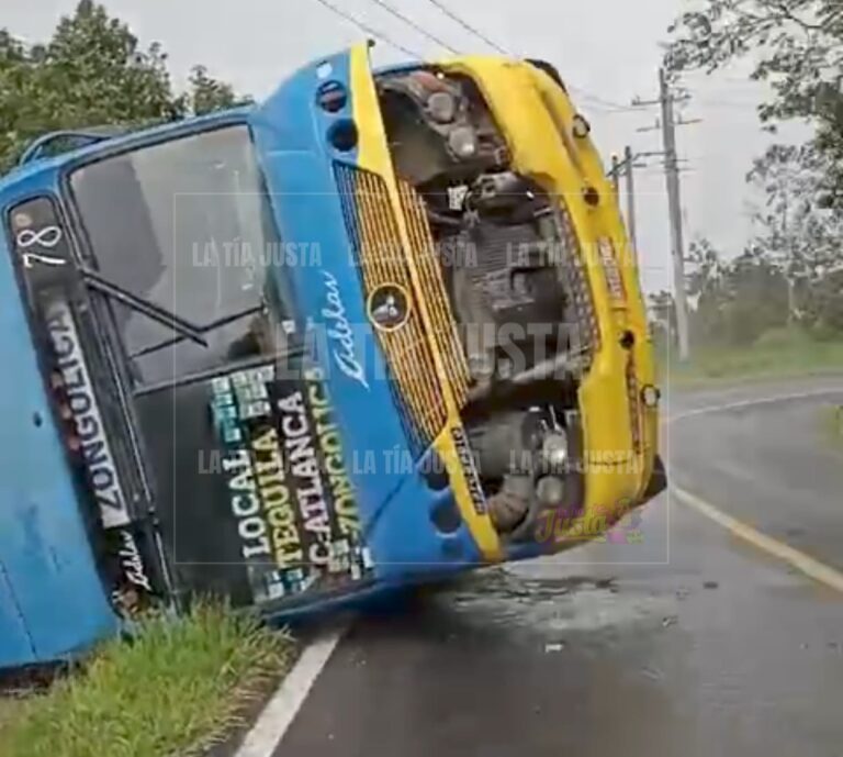 Vuelca autobús de pasaje en la zona serrana de Zongolica