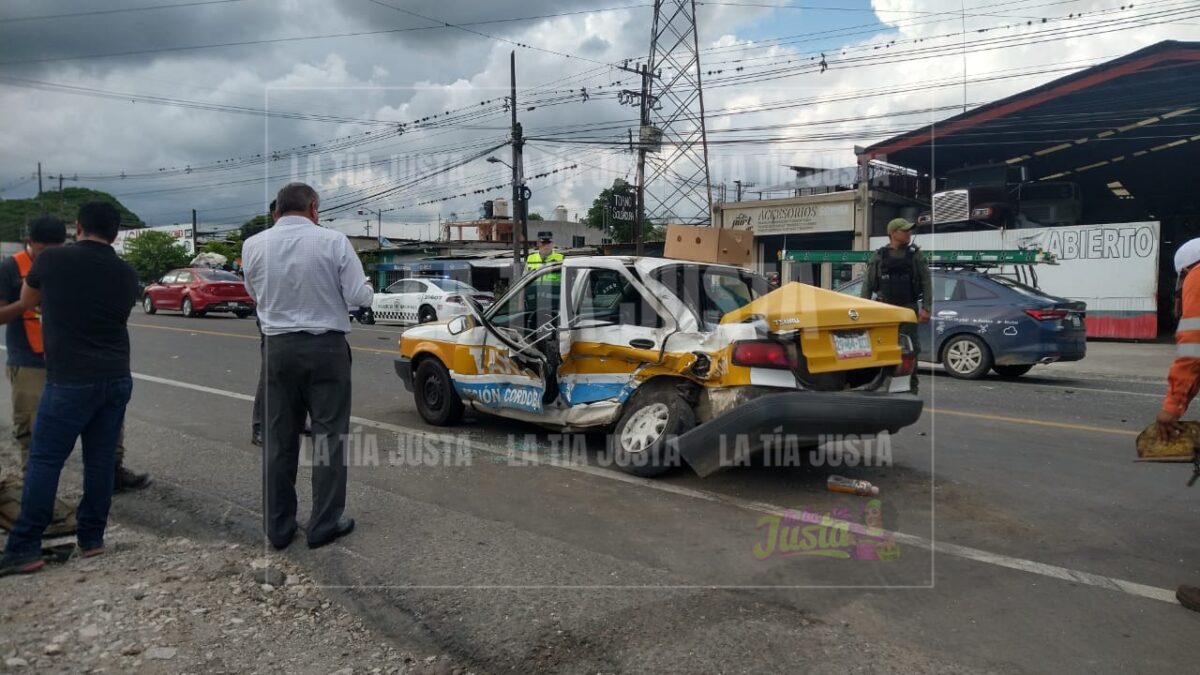 TAXISTA QUEDA ATRAPADO EN SU UNIDAD TRAS CHOCAR CONTRA CAMIONETA