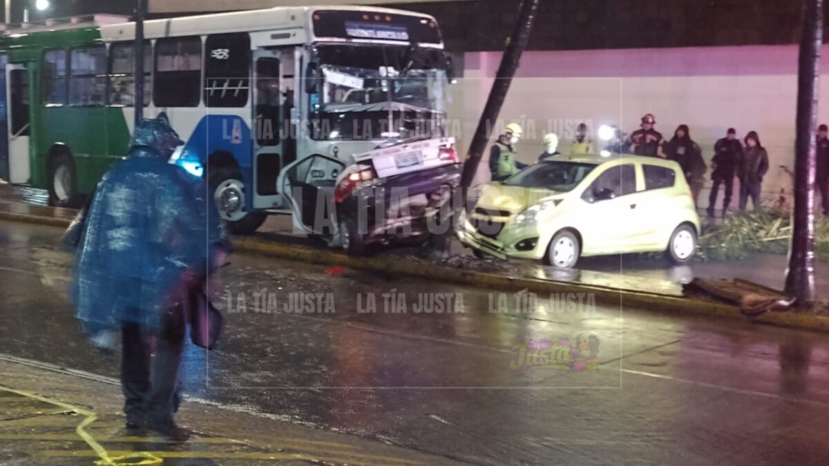 Taxista queda prensado en choque