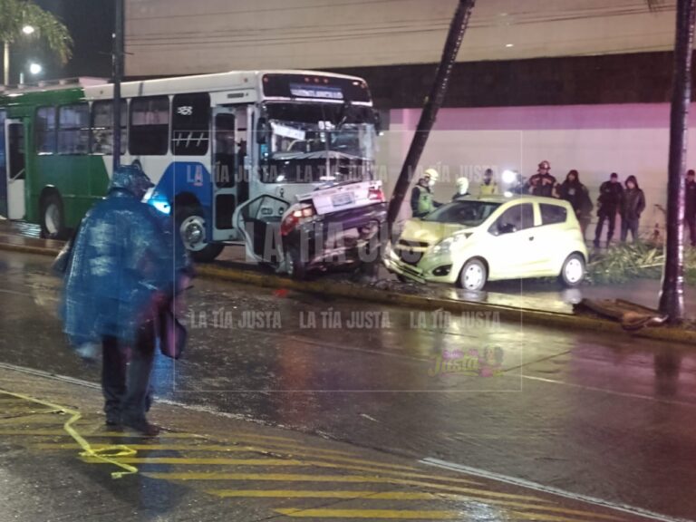 Taxista queda prensado en choque
